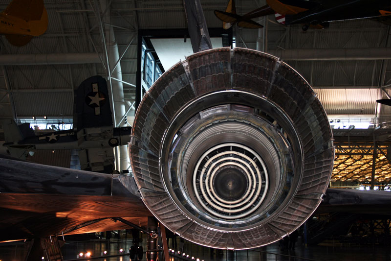 Illustration for article titled Fascinating photos reveal how they built the SR-71 Blackbird